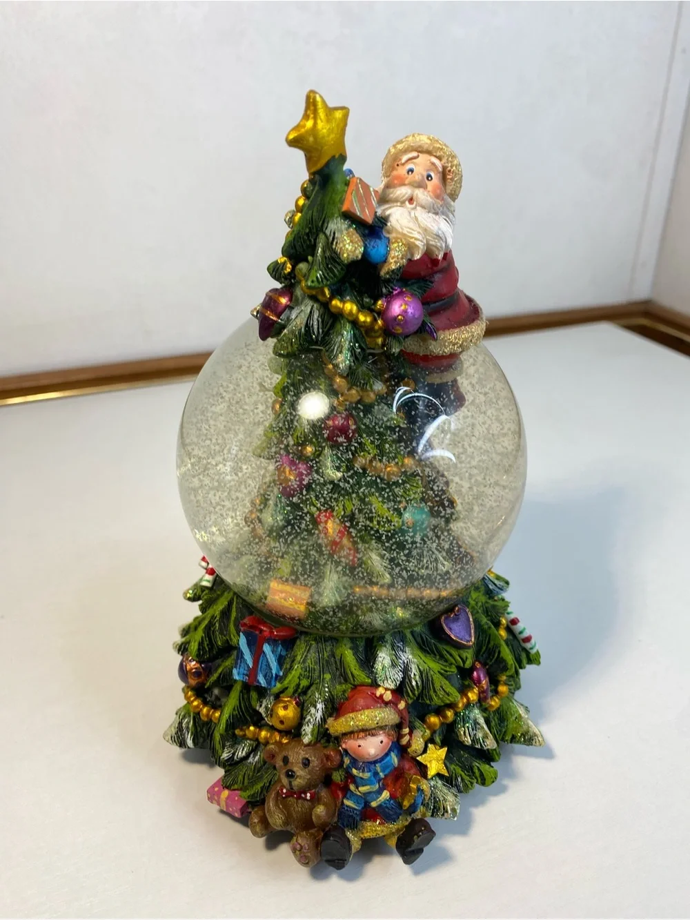 Dekohelden24 Charming Snow Globe on The Christmas Tree, with Santa Clause
